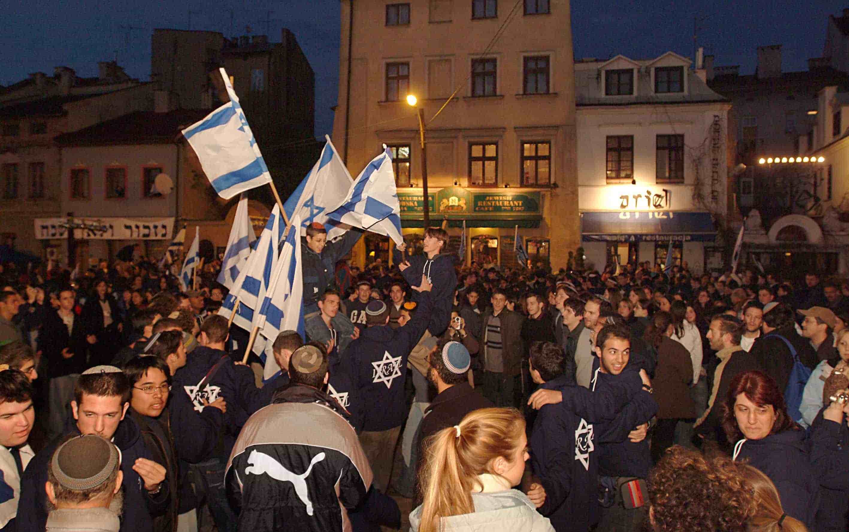jüdische Männer und Frauen mit Israel-Flagge beim jüdischen Fest